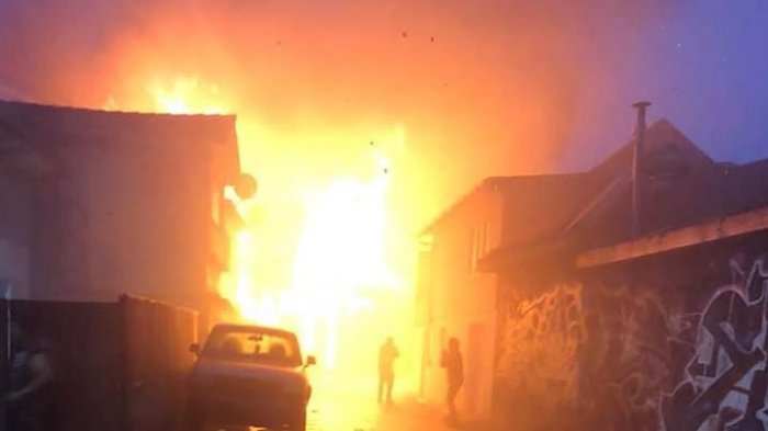 Incendio afecta al menos a dos viviendas en Quintero: Bomberos ya trabaja en el siniestro