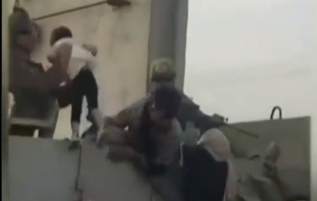 Familias afganas pasan a sus hijos por encima de muros con alambres a los soldados británicos