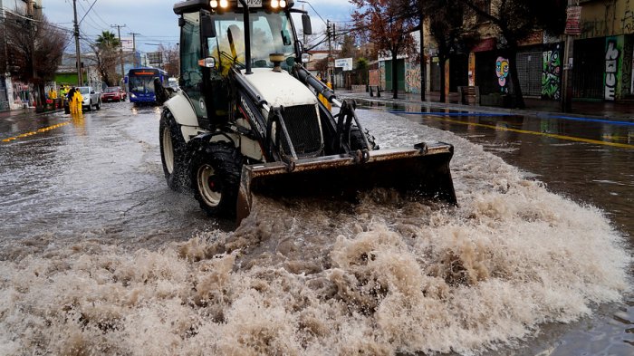 Onemi reporta 51 damnificados y 13 viviendas con daños mayores en la RM por sistema frontal