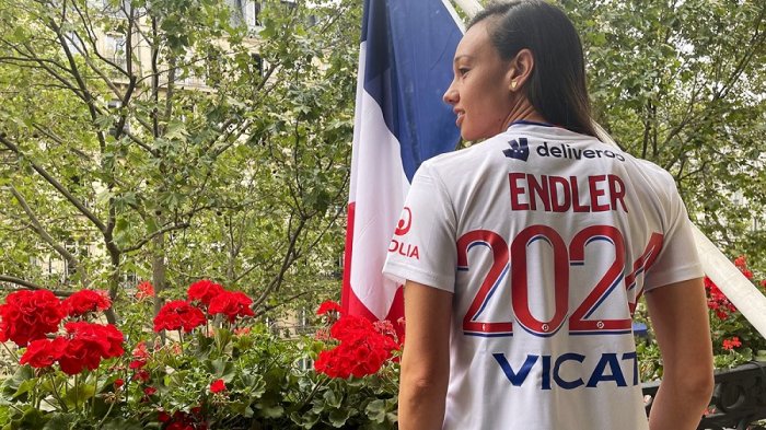 Endler se lució en su debut con el Lyon y logró una ajustada victoria ante el Barcelona