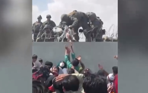 Familias entregan sus hijos a los militares para intentar salvarlos de la violencia en Afganistán