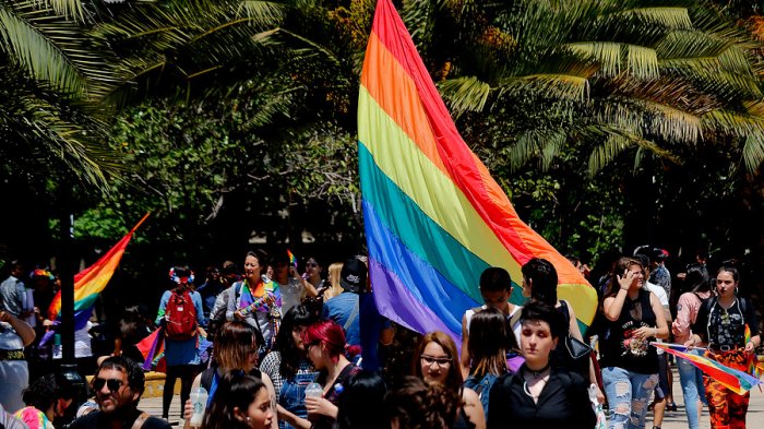 Polémica medida: Hungría prohíbe vender libros sobre homosexualidad y transexualidad cerca de iglesias o escuelas