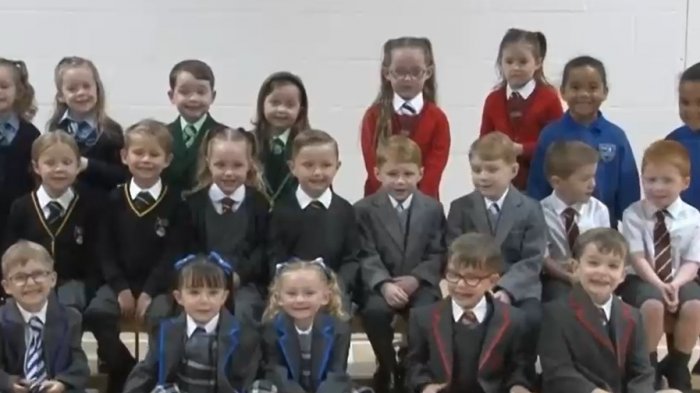 Inusual comienzo de clases: 15 pares de mellizos iniciaron el año escolar en un mismo colegio en Escocia