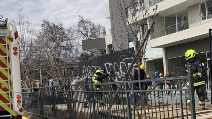 Muro de constructora cayó sobre adultos mayores en Maipú