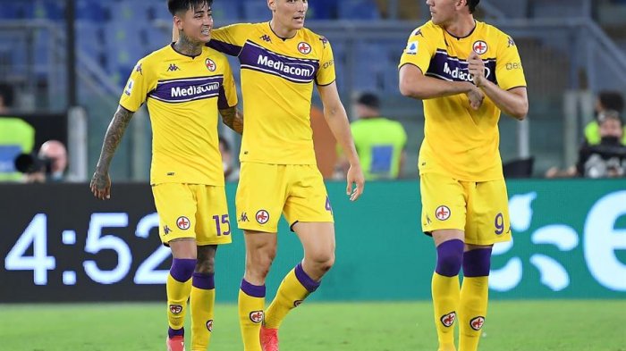 Pulgar dio una asistencia en derrota de la Fiorentina ante AS Roma de Mourinho