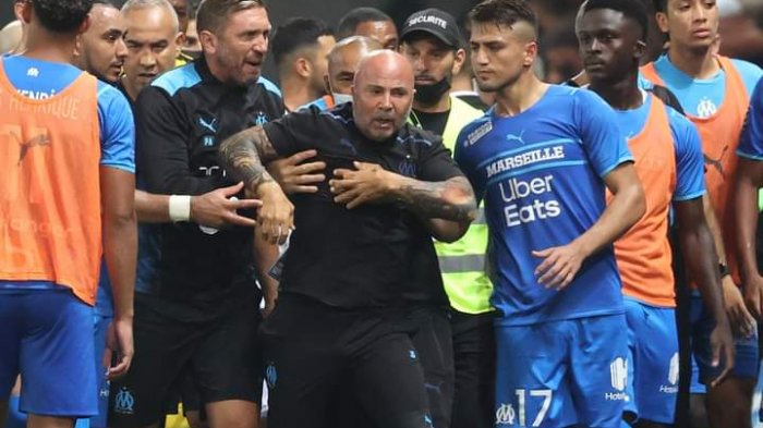Escándalo en Francia: Sampaoli casi se va a los golpes con hinchas rivales que invadieron la cancha