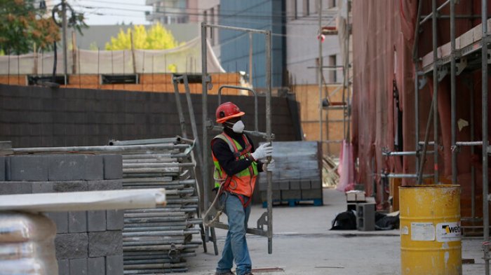 INE: 50% de quienes trabajan percibieron ingresos menores o iguales a $420 mil al mes