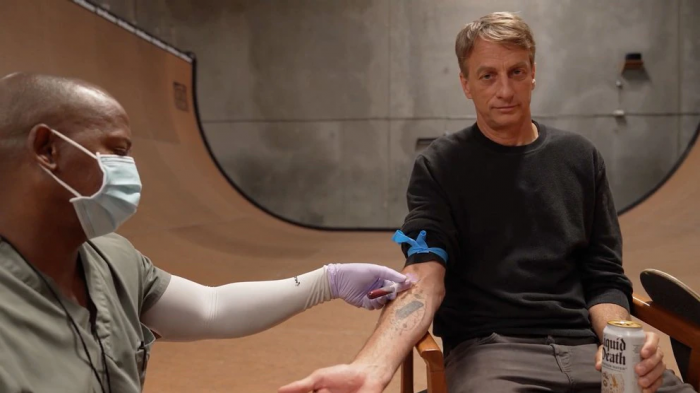 Sangre de Tony Hawk será utilizada para pintar una serie limitada de patinetas con fines benéficos