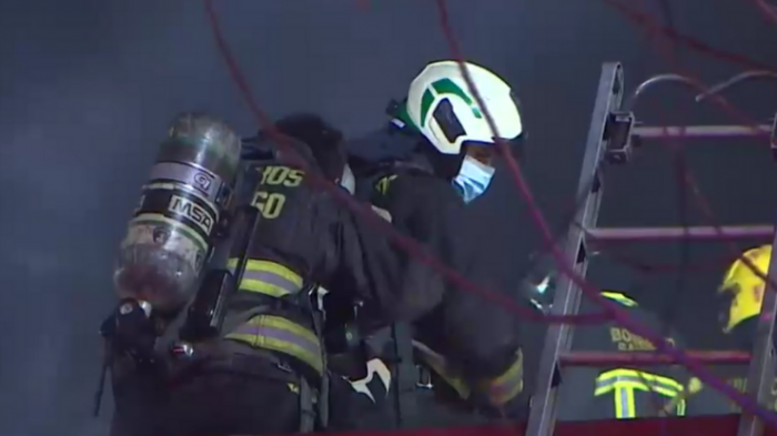 Incendio afectó tres viviendas en Santiago: Bomberos detectó gran cantidad de material combustible en una de las casas