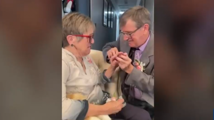 Emotiva historia de amor: Hombre le propone matrimonio cada semana a su esposa con Alzheimer