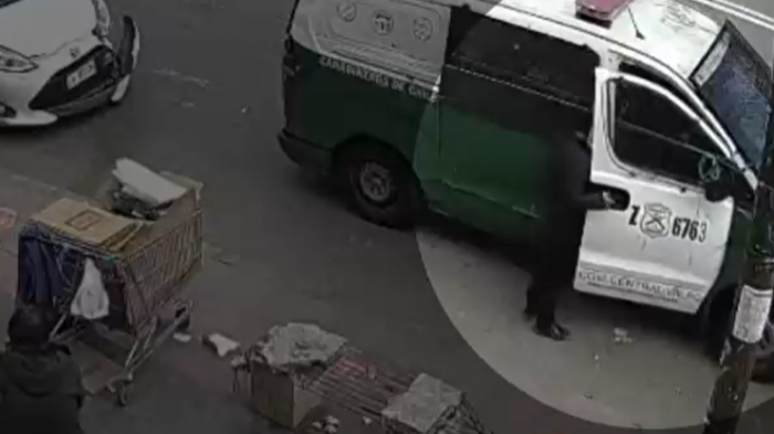 Insólito: Registran descarado robo en patrulla policial durante procedimiento por accidente vehicular