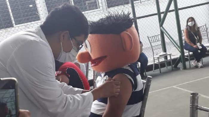 Todo fue un homenaje: Hombre asistió disfrazado a vacunarse para recordar a su hijo que falleció por cáncer