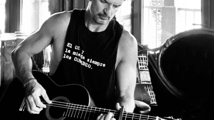 Pasó desapercibido: Ricardo Arjona cantó en el metro de Nueva York y nadie lo reconoció