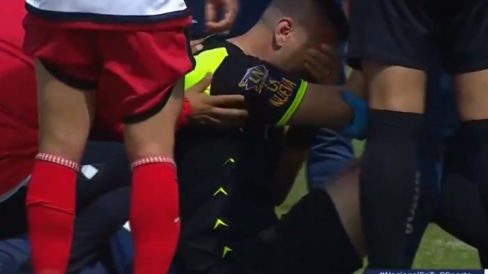 Insólito: Árbitro se dislocó el codo tras tropezarse con un jugador que se ataba los cordones