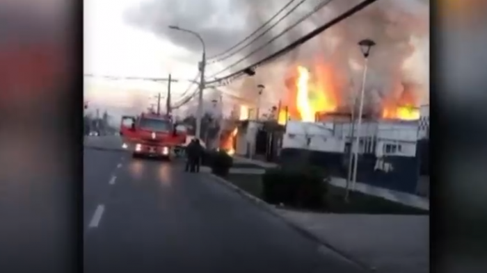 Importante incendio se registró en locales comerciales de San Joaquín
