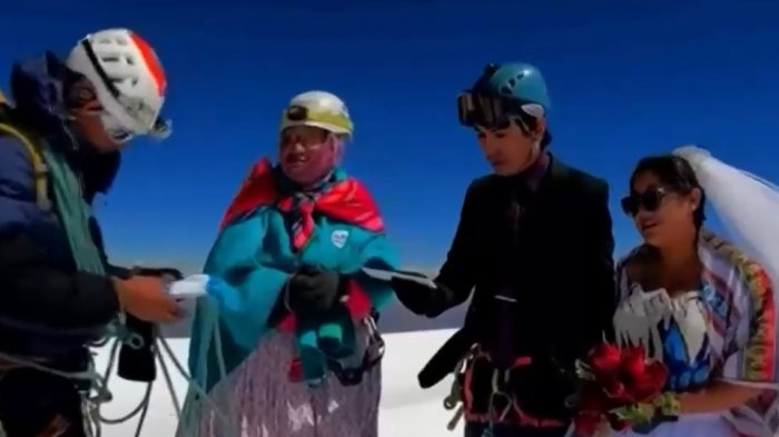 Pareja se casó en la cumbre de una montaña a 6 mil metros de altura: 