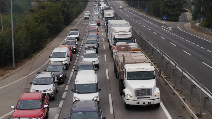 Estiman que 390 mil vehículos saldrán de Santiago para Fiestas Patrias: Gobierno llama a “la conciencia del autocuidado”