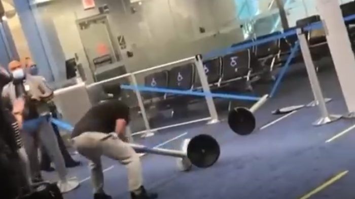 Golpeó los separadores y le gritó a los guardias: Detuvieron a pasajero por no usar mascarilla en aeropuerto de Miami