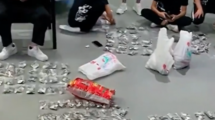 Hombre pagó un auto de $6 millones con miles de monedas: Trabajadores demoraron tres horas en contarlas