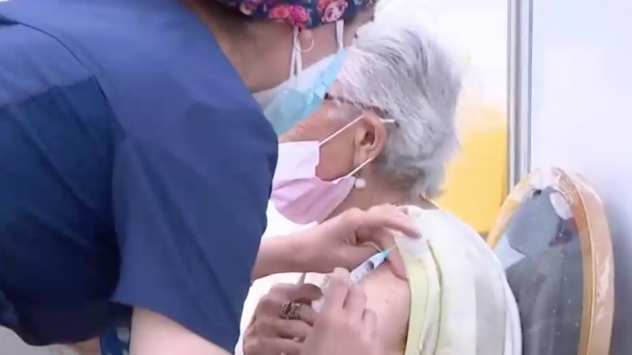 Aumentan hospitalizados y contagiados: Reportan disminución de inmunidad por vacuna en mayores de 80 años