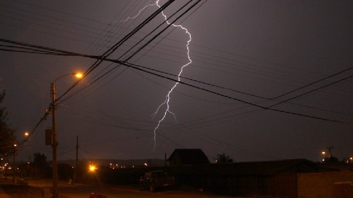 Emiten aviso por probabilidad de tormentas eléctricas en la Región Metropolitana y otras cuatro regiones