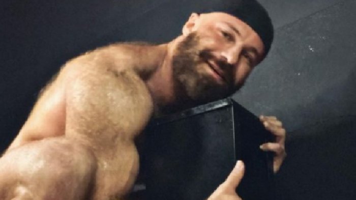 Hombre que se casó con su muñeca inflable ahora se enamoró de un cenicero