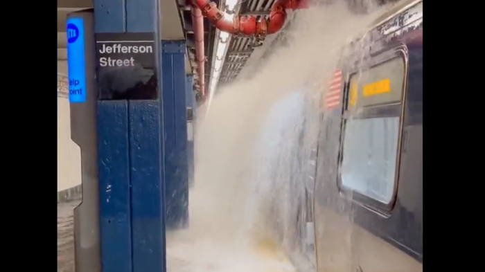 Reportan inundaciones en diferentes estaciones del metro de Nueva York por paso de Huracán Ida