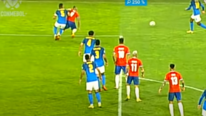 “Se deja caer antes”: Conmebol liberó los audios sobre el penal no cobrado a Vidal en la derrota ante Brasil