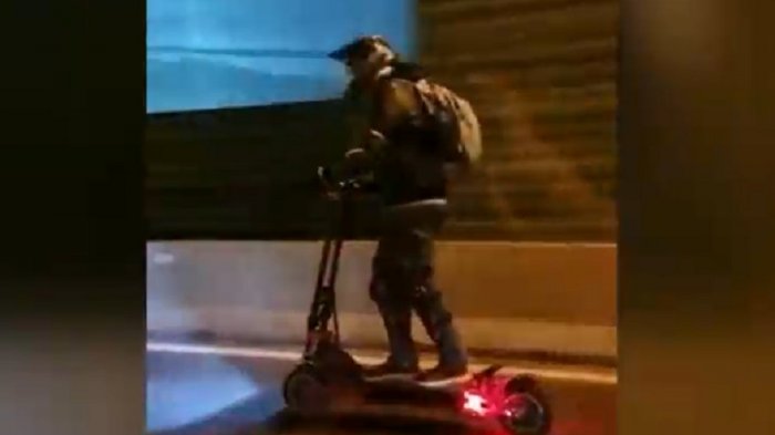 Conductor de scooter fue captado circulando a 100 kilómetros por hora en autopista