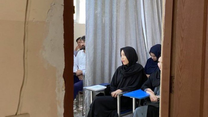 Vuelta a clases en Afganistán: Mujeres y hombres están en la misma sala, pero separados por una cortina