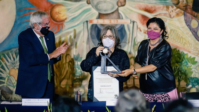 La escritora chilena Diamela Eltit recibió el Premio Internacional Carlos Fuentes a la Creación Literaria 2020 en México