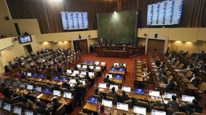 Ingresan proyecto de reforma constitucional para permitir renuncias de convencionales y parlamentarios