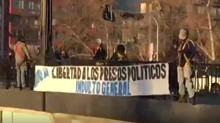 Para acelerar la ley de indulto: Familiares de presos del estallido protestaron colgados del puente Pío Nono