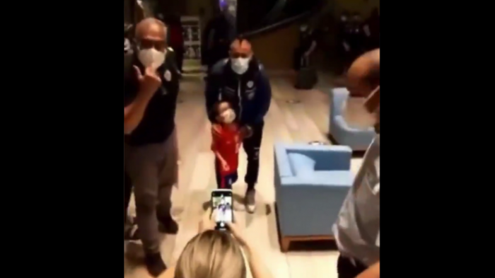 El cariñoso abrazo de Arturo Vidal a un niño que lo esperaba en Barranquilla