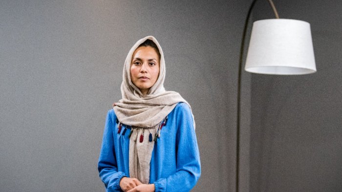 Llegó a Santiago refugiada afgana, hermana de estudiante de la U. de Chile