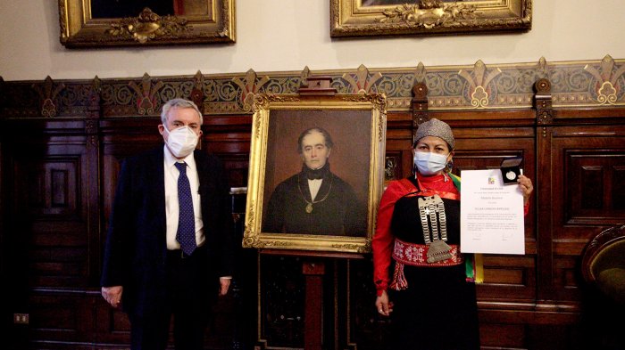 “Es un honor”: Elisa Loncon recibió la Medalla Rectoral de la Universidad de Chile como reconocimiento