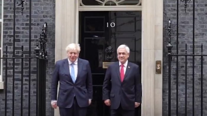 Piñera se reunió con el Primer Ministro Boris Johnson: Se sacaron foto con el famoso papel de los 33 mineros