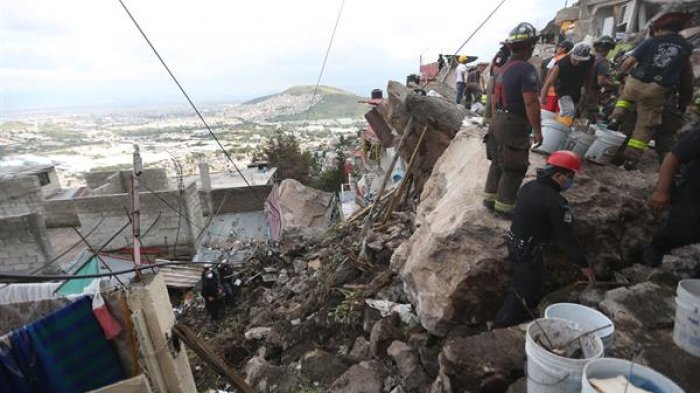 Un muerto y 10 desaparecidos en un derrumbe de tierra en el centro de México