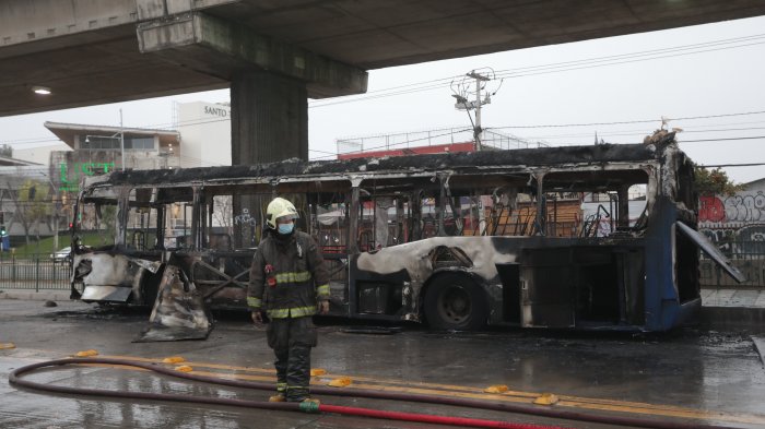 Desconocidos quemaron bus fuera del campus San Joaquín