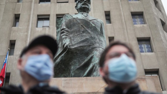 Con ofrendas florales y la presencia de su nieta: Partidos políticos homenajearon a Salvador Allende a 48 años del Golpe