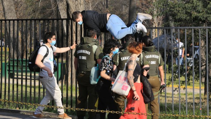 Denuncian caso positivo de COVID-19 en masiva fiesta del Parque Padre Hurtado