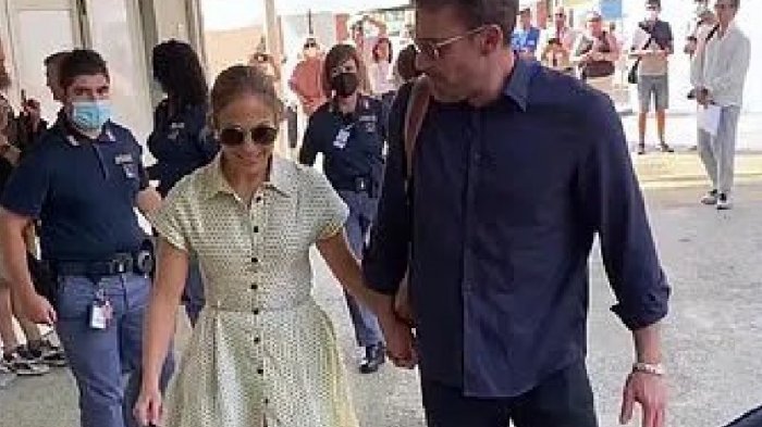 Tuvo veloz reacción: Ben Affleck protegió a Jennifer Lopez de un fanático en Italia