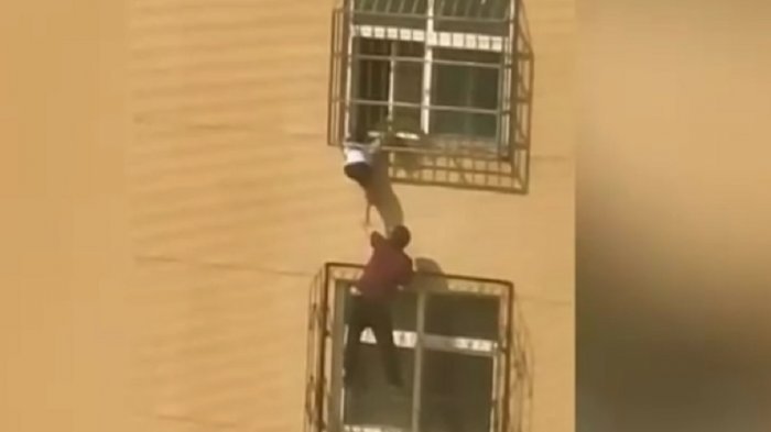 ¡Héroe anónimo! Hombre de 56 años escaló cuatro pisos para salvar a niño de fatal caída