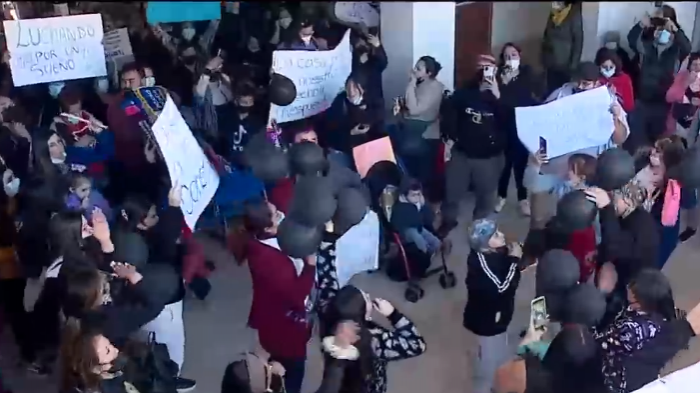 Llevan años esperando sus viviendas: Familias se tomaron la Municipalidad de Puente Alto exigiendo una respuesta