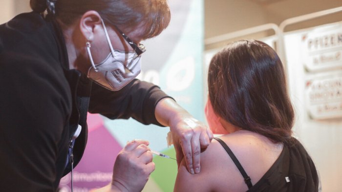 Niños/as, adolescentes y dosis de refuerzo: El calendario de vacunación contra el COVID-19 de este 15 de septiembre