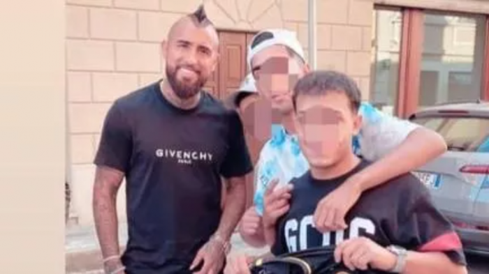 Se fotografió con los hinchas: Arturo Vidal sorprendió a todos tras visitar pequeña localidad italiana
