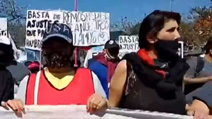 Miles de personas protestan en Argentina tras debacle electoral