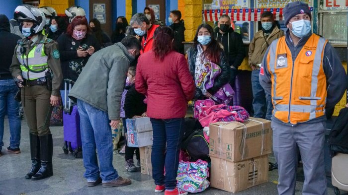 Un pasajero dio positivo: Buscan a personas que viajaron en bus desde Santiago a Curicó