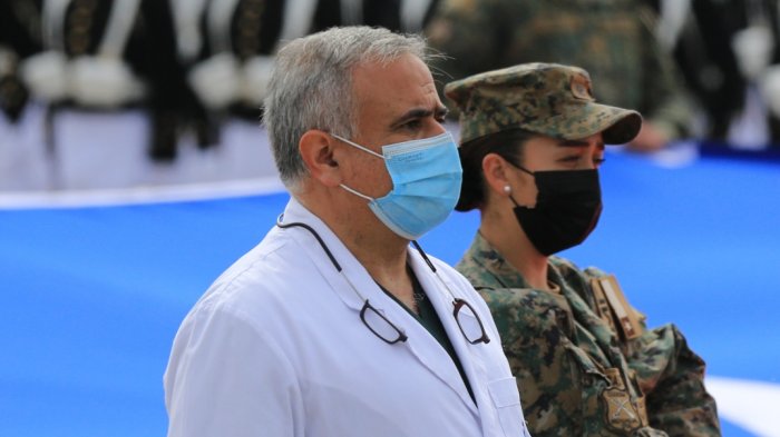 Dr. Ugarte dedicó su paso por la Parada Militar 2021 a 