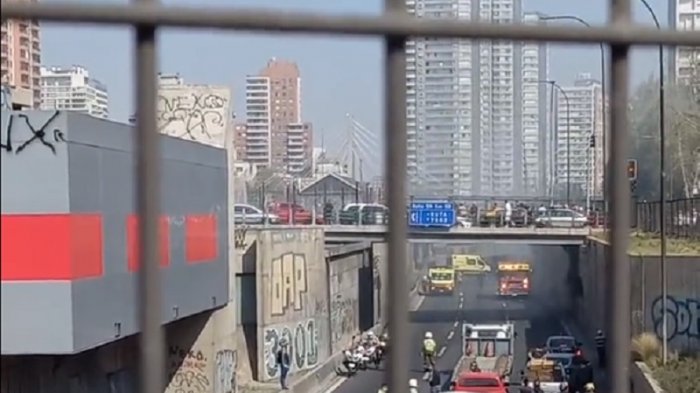 Vehículo incendiado en Autopista Central generó congestión vehicular en pleno centro de Santiago